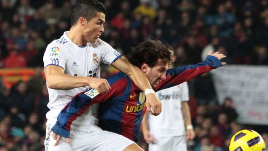 ENFRENTADOS. Ronaldo y Messi son los mejores pagos del mundo en los dos clubes ms ricos del planeta. (AFP)